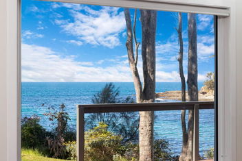 Oceanfront Beauty In Lilli Pilli with Accommodation Batemans Bay