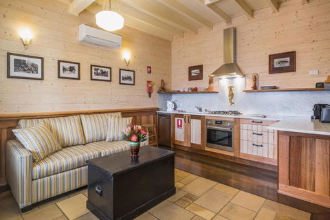 Old Bank Boutique Hotel - Accommodation Batemans Bay 2