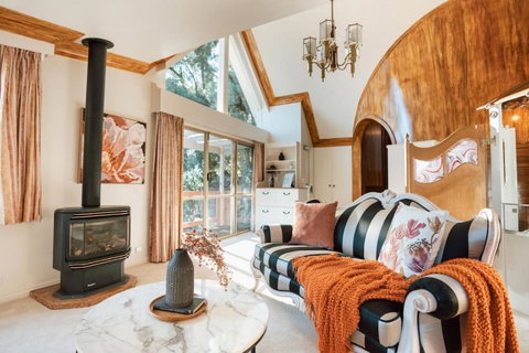 Olinda Enchanted Tower Spa Gas Log Fire And Netflix - Accommodation Batemans Bay 0