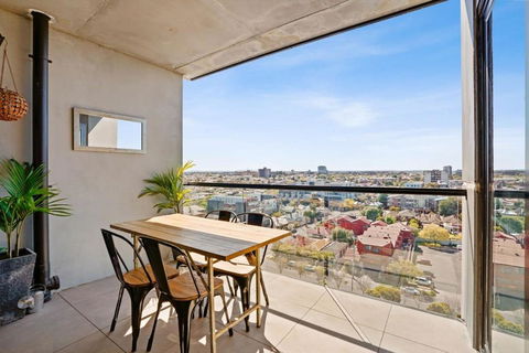 Ovation - New Footscray Apt W Parking & Pool - Accommodation Batemans Bay 3