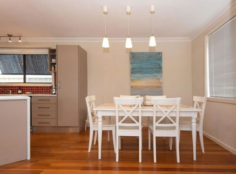 Ocean Views Walk To Malua Beach EV & Pet Friendly - Accommodation Batemans Bay 2