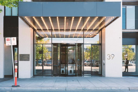 Patio Mt View 1BR Apt In CBD Near ANU And Museum With Free Parking And WiFi - Accommodation Batemans Bay 0