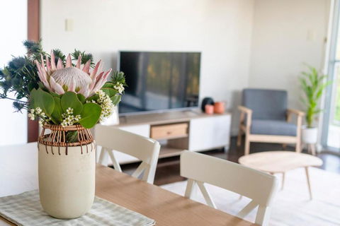 Peaceful Hills Escape: Charming 2-Story Retreat - Accommodation Batemans Bay 3