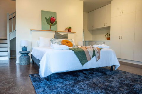 Peaceful Hills Escape: Charming 2-Story Retreat - Accommodation Batemans Bay 2