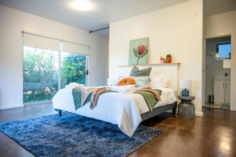 Peaceful Hills Escape: Charming 2-Story Retreat - Accommodation Batemans Bay 0