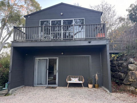 Peaceful Hills Escape: Charming 2-Story Retreat - Accommodation Batemans Bay 1