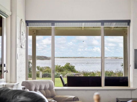 Pelicans View A Riverside Retreat - Accommodation Batemans Bay 3