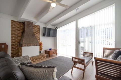 Pet Friendly House Steps From Batemans Bay - Accommodation Batemans Bay 2