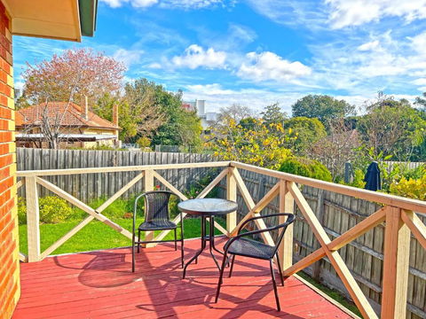 Pet-Friendly Retreat 2BR Ringwood Prime Location - Accommodation Batemans Bay 0
