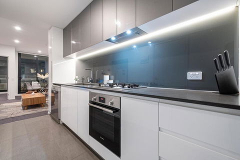 Pleasant &bright 2br2ba Apt Footscray Pool - Accommodation Batemans Bay 3