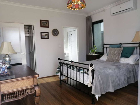 Private & Cosy! Master Bedroom In Perth With Garden View - Accommodation Batemans Bay 2