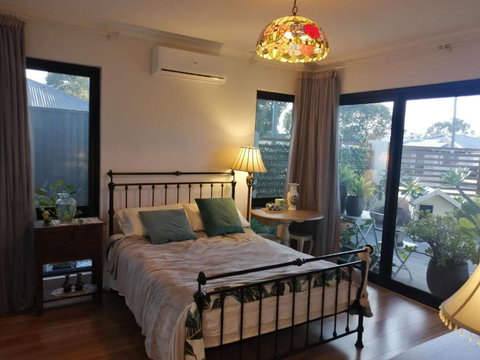 Private & Cosy! Master Bedroom In Perth With Garden View - Accommodation Batemans Bay 0