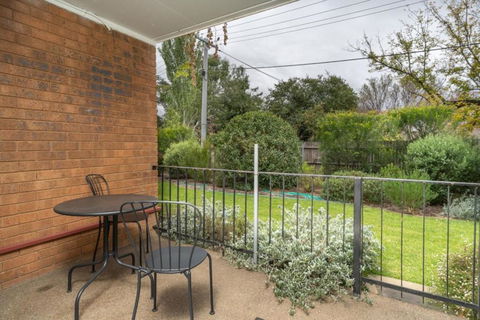 Quiet 2BR Apartment With Garden Views In Griffith - Accommodation Batemans Bay 1