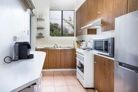 Quiet 2BR Apartment With Garden Views In Griffith - Accommodation Batemans Bay 2