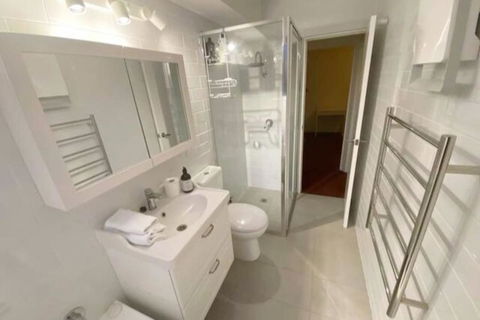 Quiet 2BR Apartment With Garden Views In Griffith - Accommodation Batemans Bay 3