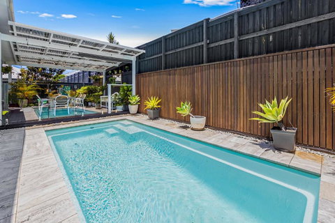 Premium 4-Bed Coastal Escape With BBQ And Pool - Accommodation Batemans Bay 1