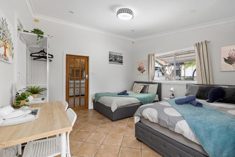 Quadruple Ensuite Room - Nearby Stations & Shops - Accommodation Batemans Bay 0