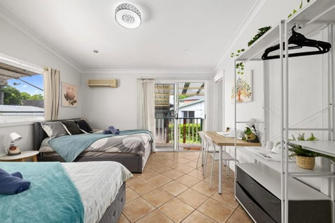 Quadruple Ensuite Room - Nearby Stations & Shops - Accommodation Batemans Bay 1