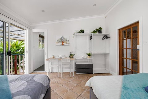 Quadruple Ensuite Room - Nearby Stations & Shops - Accommodation Batemans Bay 2
