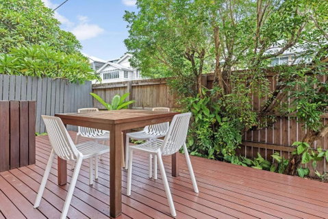 Quiet & Bright Art Deco Apartment By New Farm Park - Accommodation Batemans Bay 1