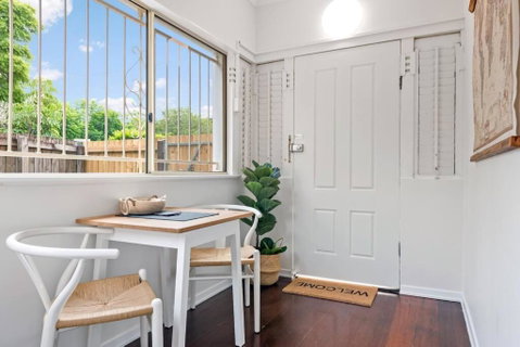 Quiet & Bright Art Deco Apartment By New Farm Park - Accommodation Batemans Bay 3