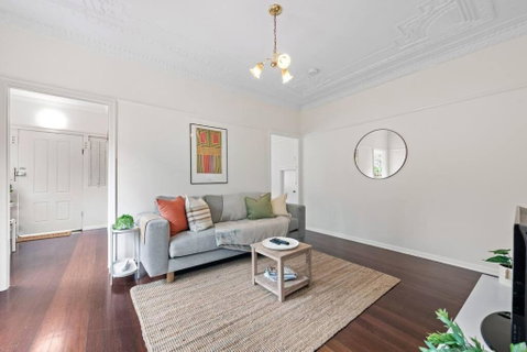 Quiet & Bright Art Deco Apartment By New Farm Park - Accommodation Batemans Bay 2