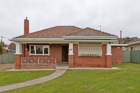 Red Brick Beauty - Central Cottage - Accommodation Batemans Bay 0