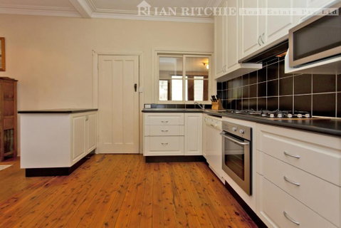 Red Brick Beauty - Central Cottage - Accommodation Batemans Bay 1