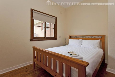 Red Brick Beauty - Central Cottage - Accommodation Batemans Bay 2