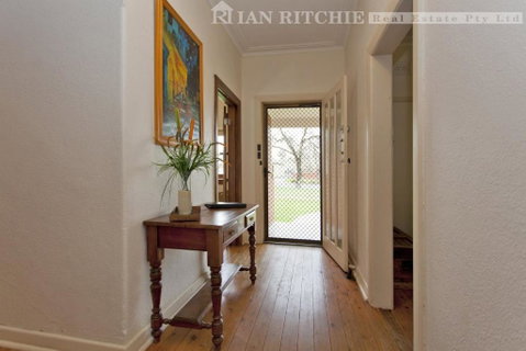Red Brick Beauty - Central Cottage - Accommodation Batemans Bay 3