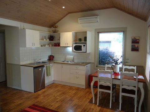 Autumn Affair Cottage 6 - Accommodation Batemans Bay 3