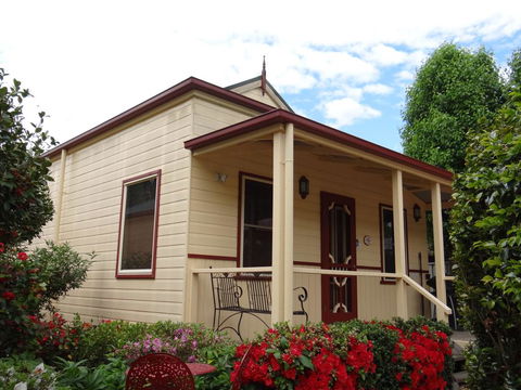 Autumn Affair Cottage 6 - Accommodation Batemans Bay 1