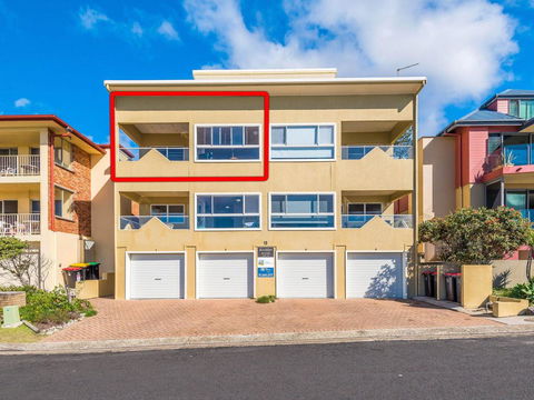 Avalon 4 - Right Across The Road From Convent Beach - Uninterrupted Views - Accommodation Batemans Bay 1