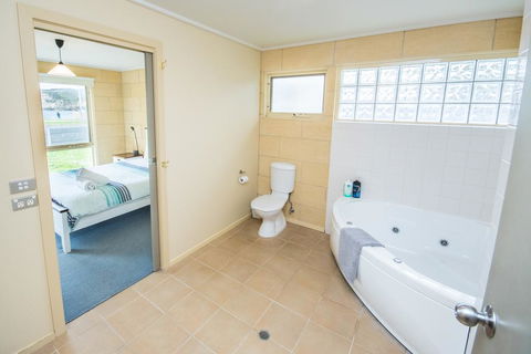Bayview No 1 - Next To The Beach! - Accommodation Batemans Bay 1