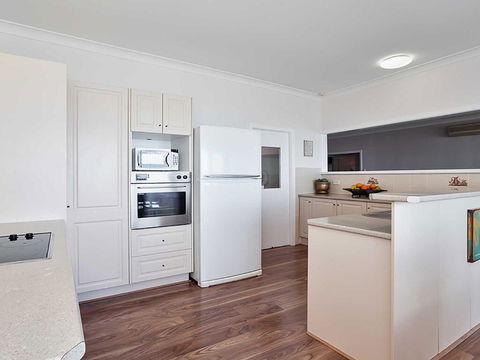 Beached Inn' 93 Foreshore Drive - Spacious Beach Front House - Accommodation Batemans Bay 2