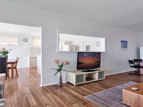 Beached Inn' 93 Foreshore Drive - Spacious Beach Front House - Accommodation Batemans Bay 3