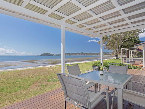Beached Inn' 93 Foreshore Drive - Spacious Beach Front House - Accommodation Batemans Bay 0