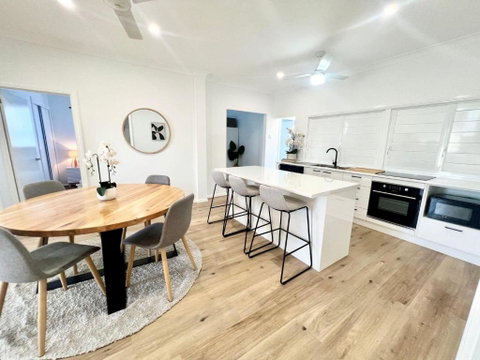 Renovated Queenslander - Upstairs 2km To Stadium - Accommodation Batemans Bay 0