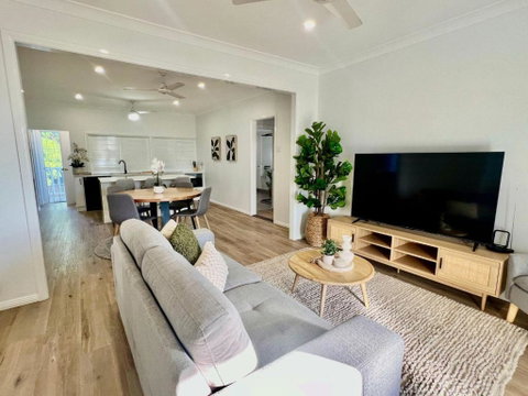 Renovated Queenslander - Upstairs 2km To Stadium - Accommodation Batemans Bay 1