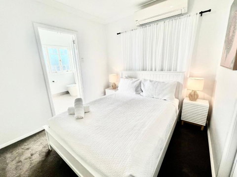 Renovated Queenslander - Upstairs 2km To Stadium - Accommodation Batemans Bay 2