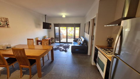 Red Ochre - Large Apartment With Private Courtyard - Accommodation Batemans Bay 1
