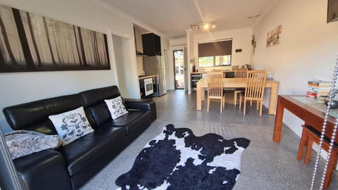 Red Ochre - Large Apartment With Private Courtyard - Accommodation Batemans Bay 0