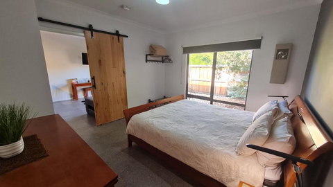 Red Ochre - Large Apartment With Private Courtyard - Accommodation Batemans Bay 2