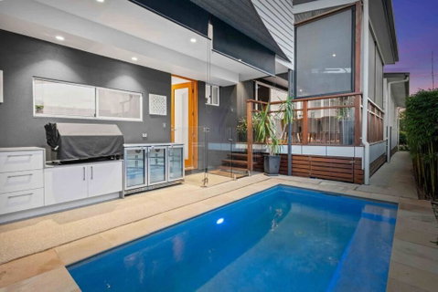 Redcliffe CBD Family Beach House - Accommodation Batemans Bay 0