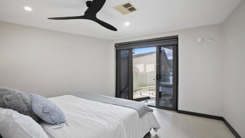 Riptides Booker Bay -Waterfront Apartment, Walk To Shops & Cafes - Accommodation Batemans Bay 3