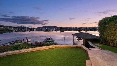Riverside Retreat - Absolute Waterfront - Accommodation Batemans Bay 1