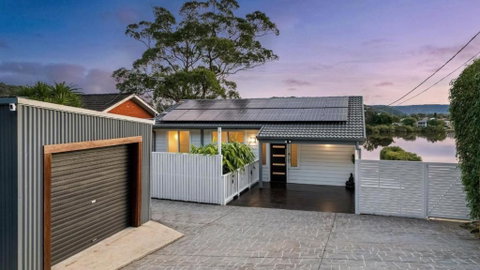 Riverside Retreat - Absolute Waterfront - Accommodation Batemans Bay 2