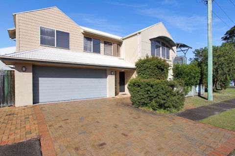 Riverside Views Hawks Nest - Accommodation Batemans Bay 0