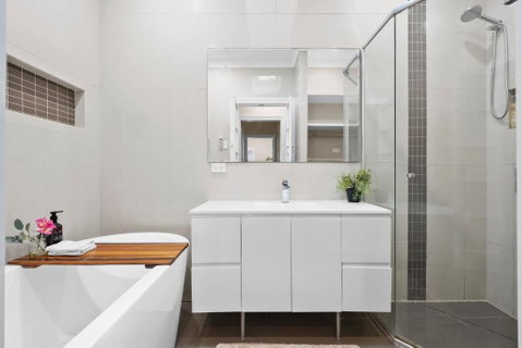 Room In Large Home 6 Min To CBD - Accommodation Batemans Bay 3