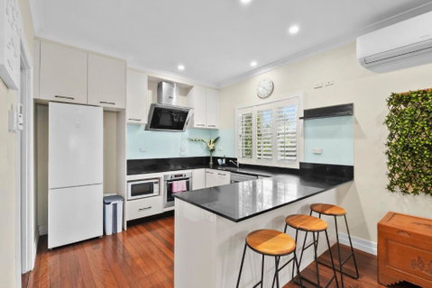 Room In Large Home 6 Min To CBD - Accommodation Batemans Bay 2